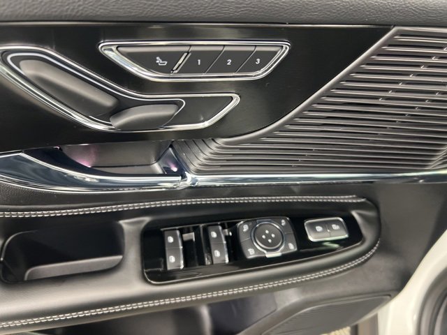 Used 2022 Lincoln Corsair AWD w/ Premium Package image 13