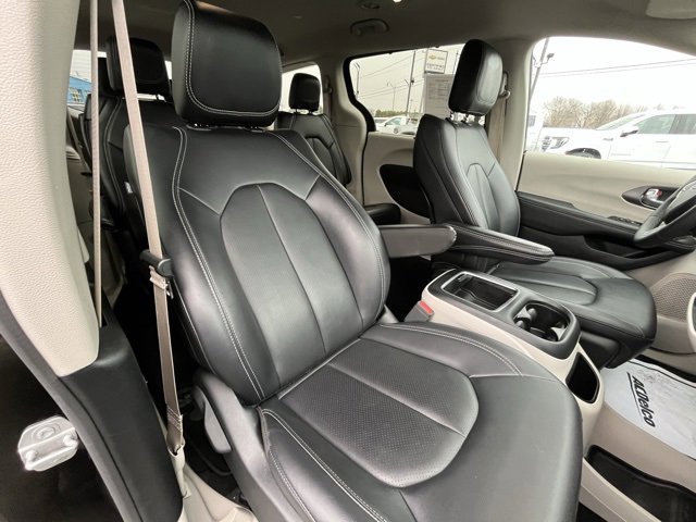 Used 2024 Chrysler Pacifica Touring-L image 80