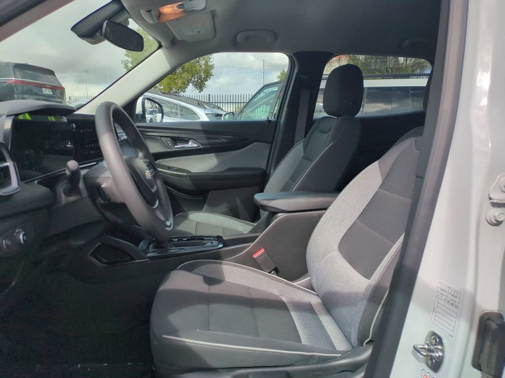 Used 2025 Chevrolet TrailBlazer LT AWD/4WD image 23