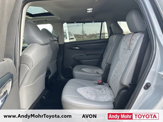 Used 2022 Toyota Highlander Bronze Edition image 11