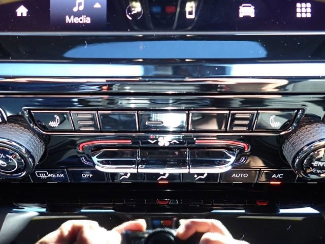 New 2025 Jeep Grand Cherokee Altitude image 19