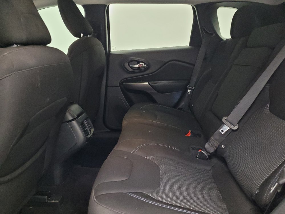Used 2019 Jeep Cherokee Latitude w/ Cold Weather Group FWD image 18