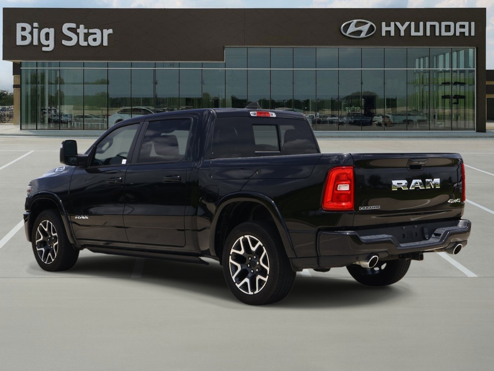 Used 2025 RAM 1500 Laramie w/ Laramie Southwest Edition AWD/4WD image 3