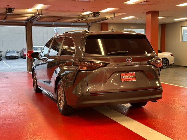 Certified 2025 Toyota Sienna XLE FWD image 5