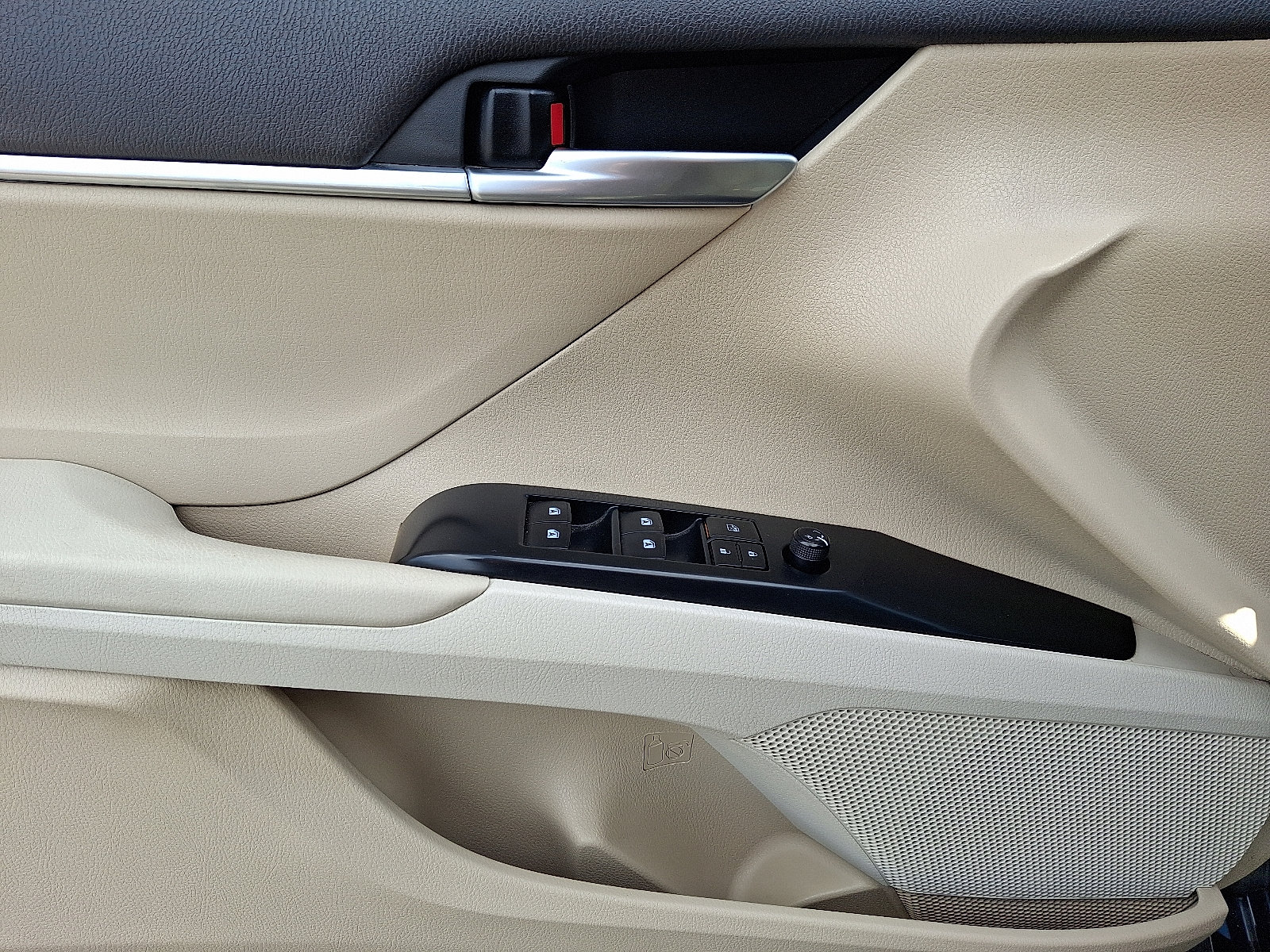 Used 2018 Toyota Camry LE w/ Convenience Package FWD image 13