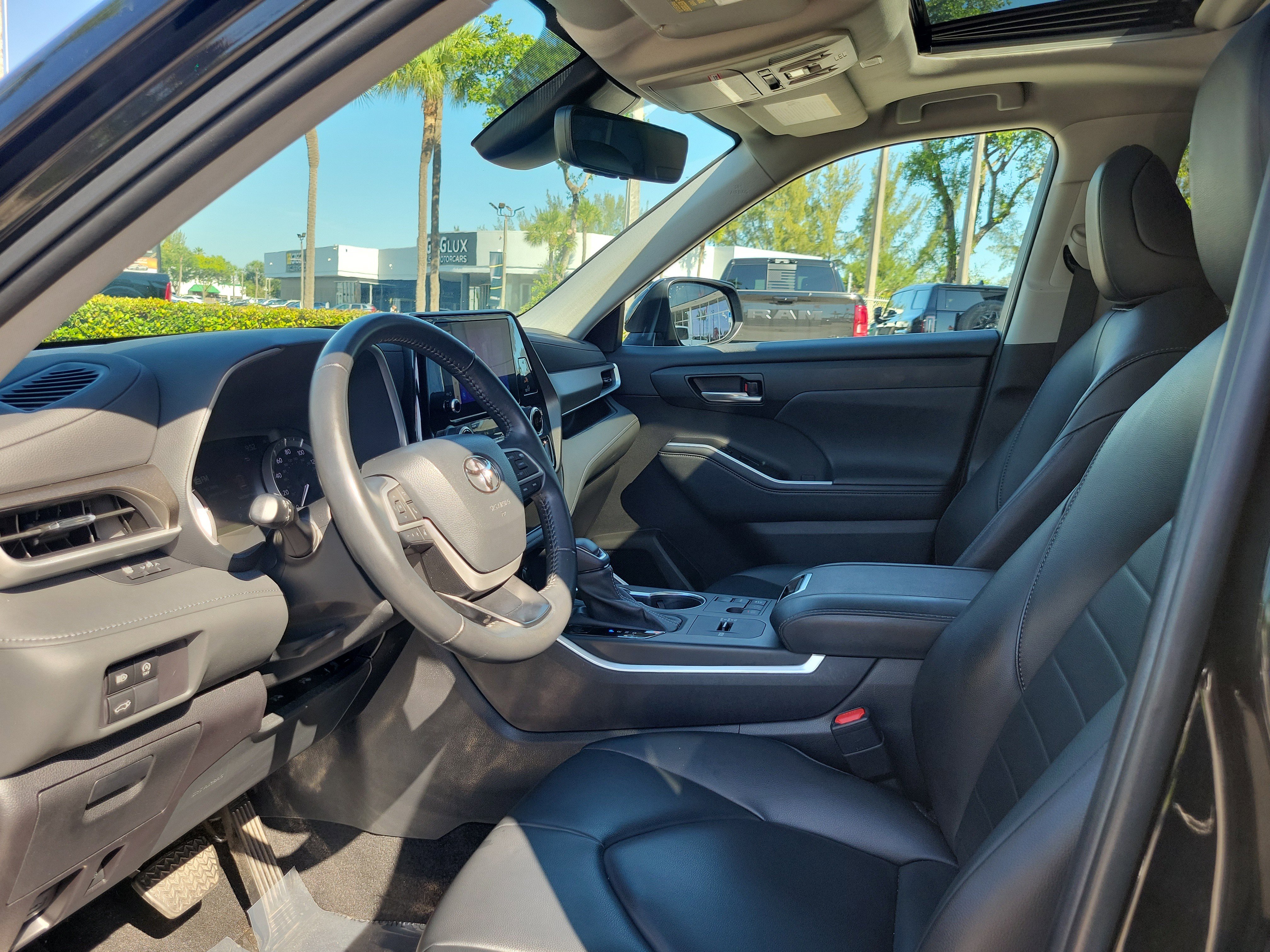 Used 2023 Toyota Highlander XLE FWD image 12