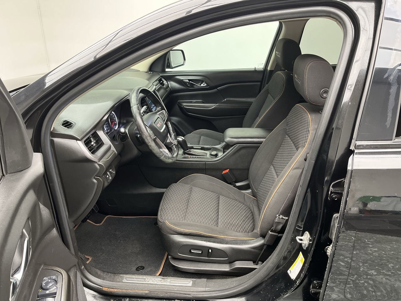 Used 2017 GMC Acadia SLE w/ Driver Alert Package I AWD/4WD image 3