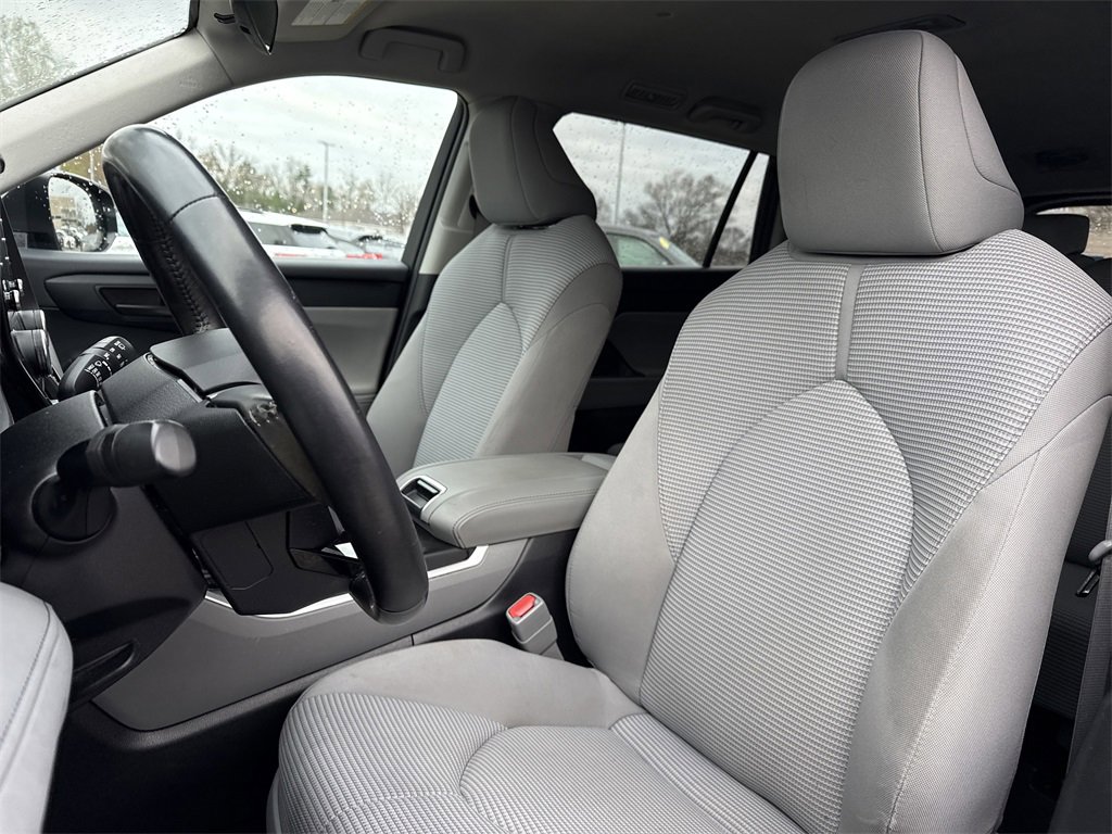 Used 2021 Toyota Highlander LE image 12
