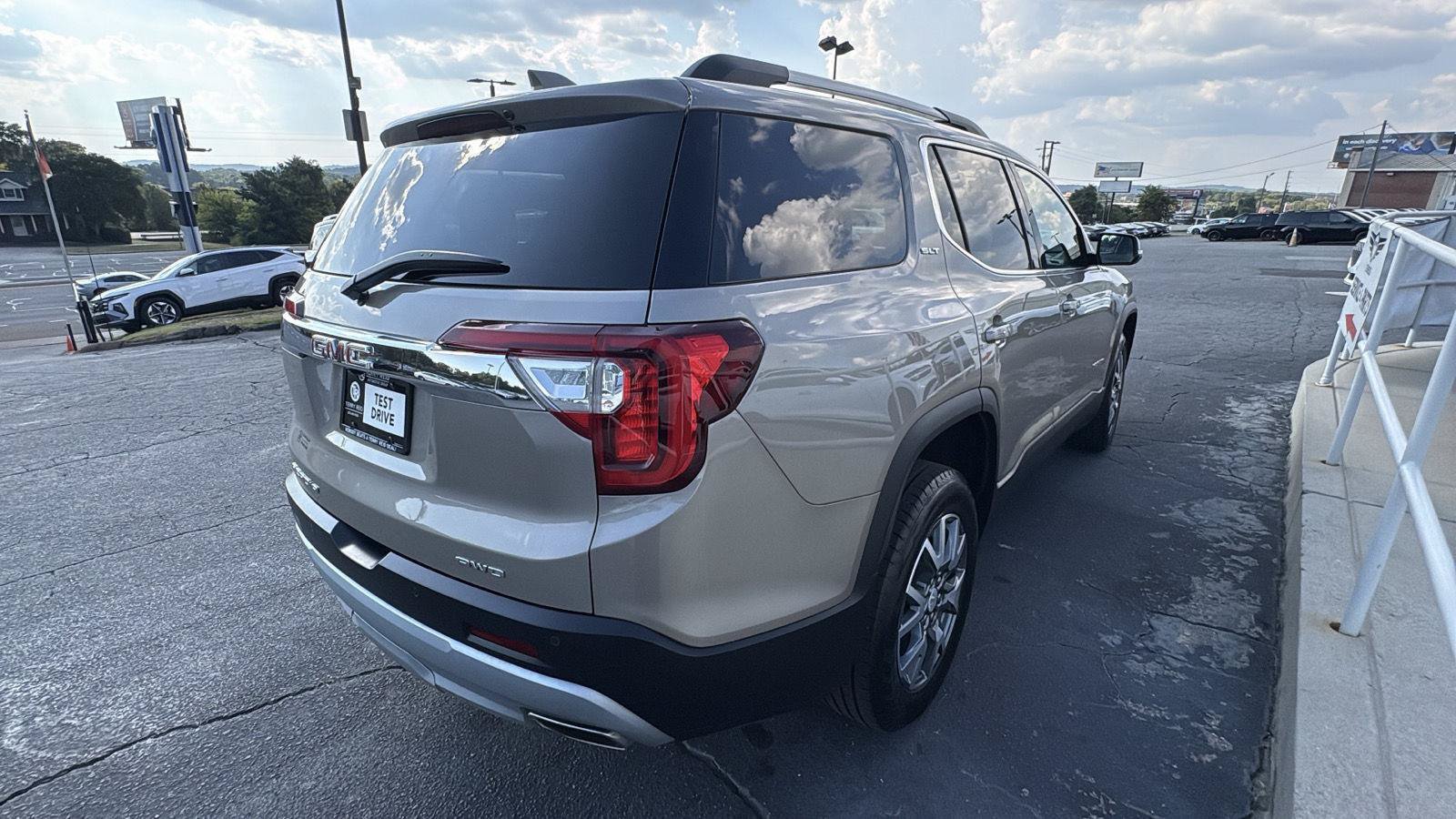 Used 2023 GMC Acadia SLT AWD/4WD image 8