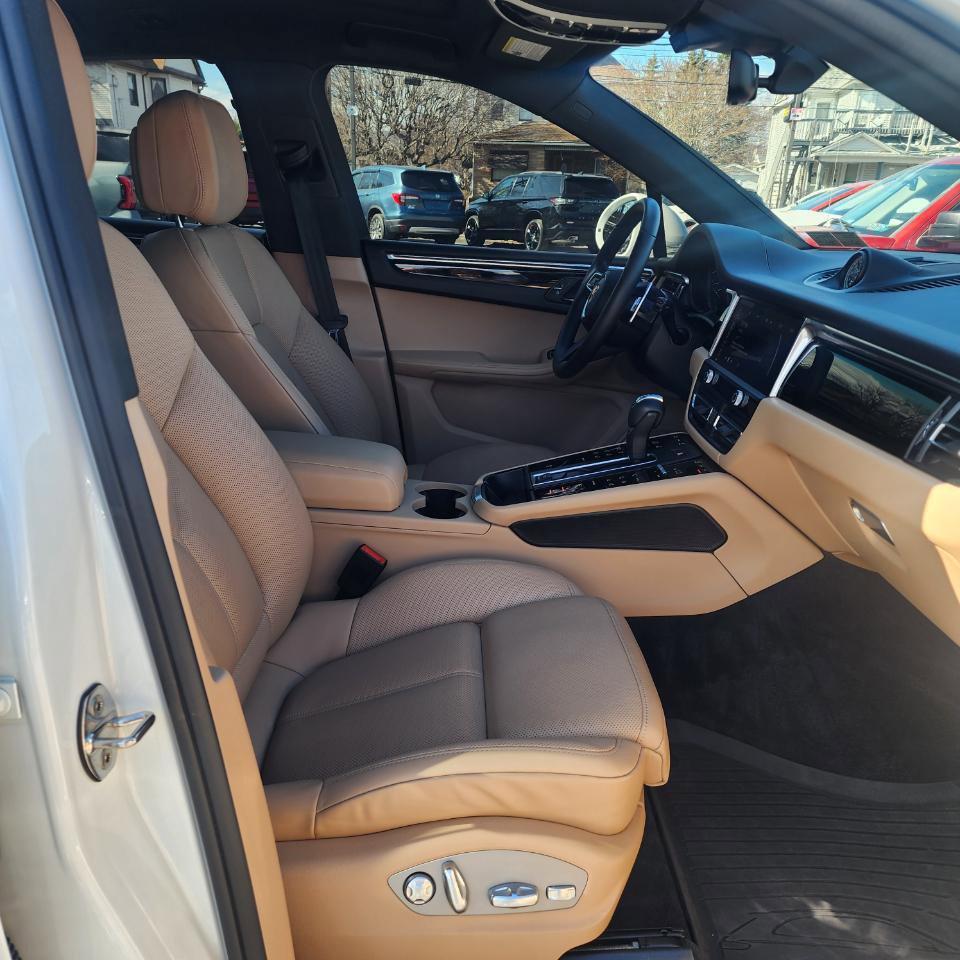 Used 2025 Porsche Macan image 14