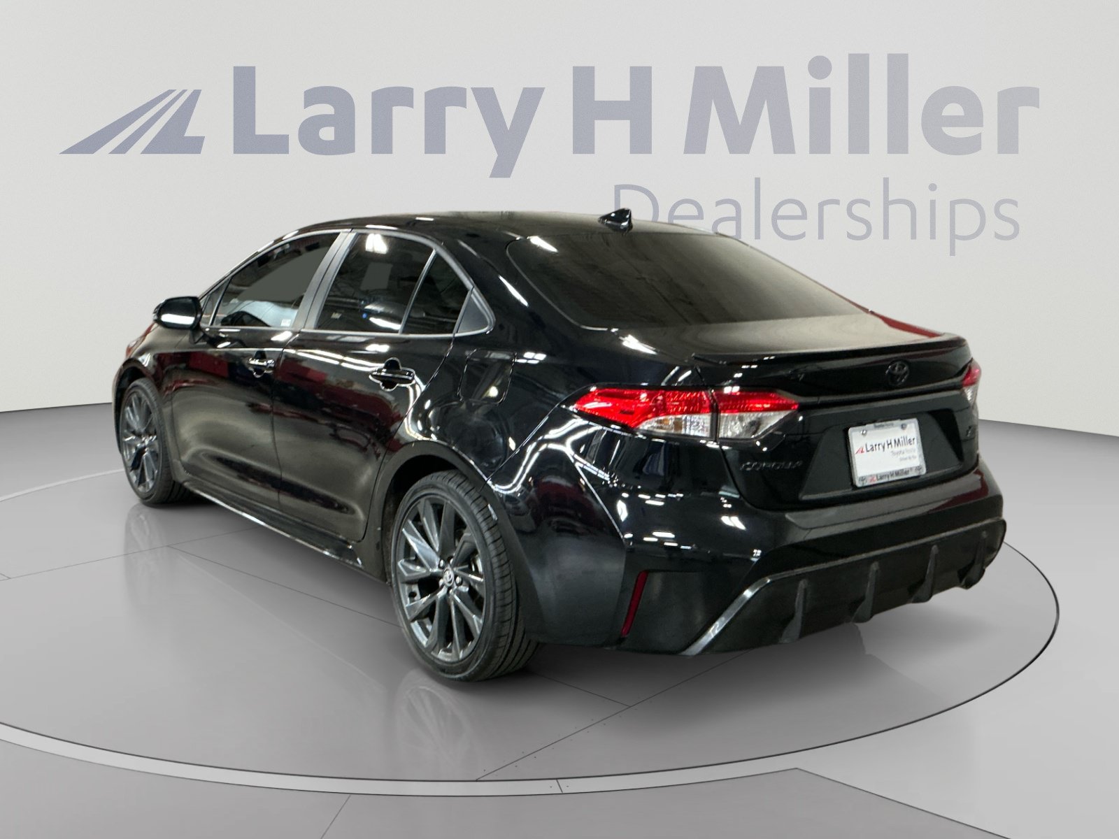 Used 2026 Toyota Corolla SE w/ SE Package FWD image 3