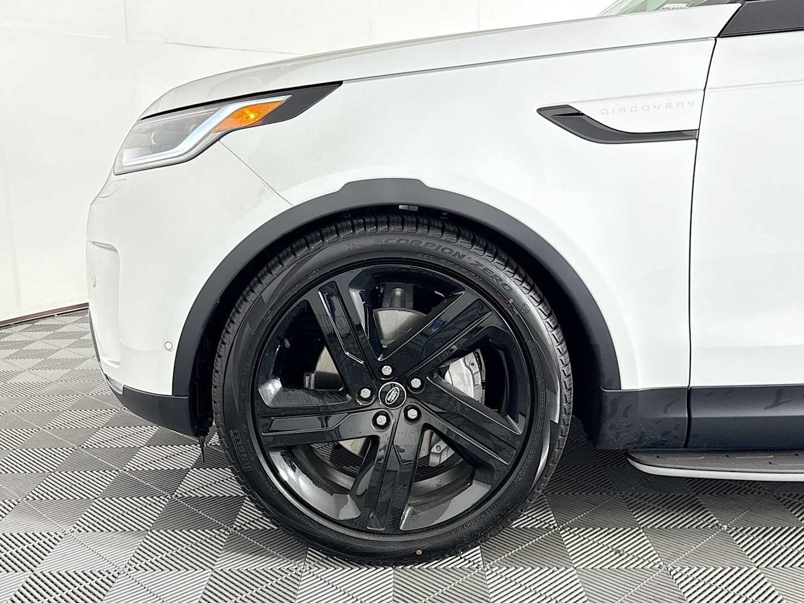 New 2025 Land Rover Discovery S AWD/4WD image 30