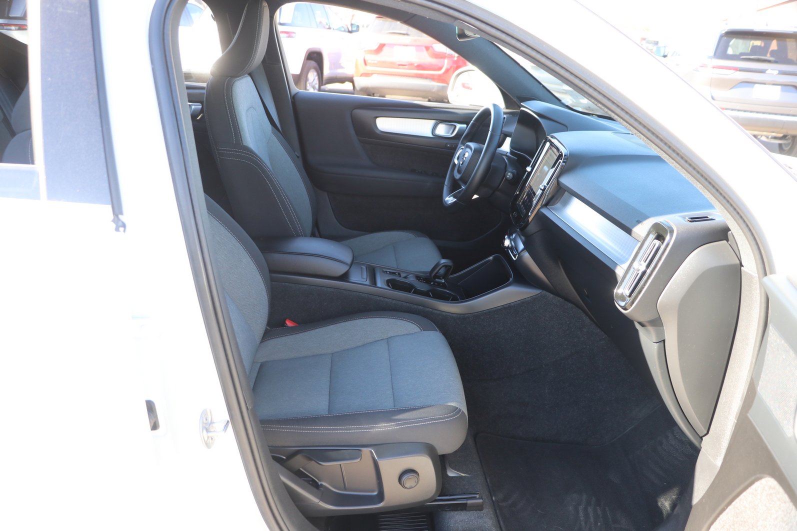 Used 2024 Volvo XC40 B5 Core image 32