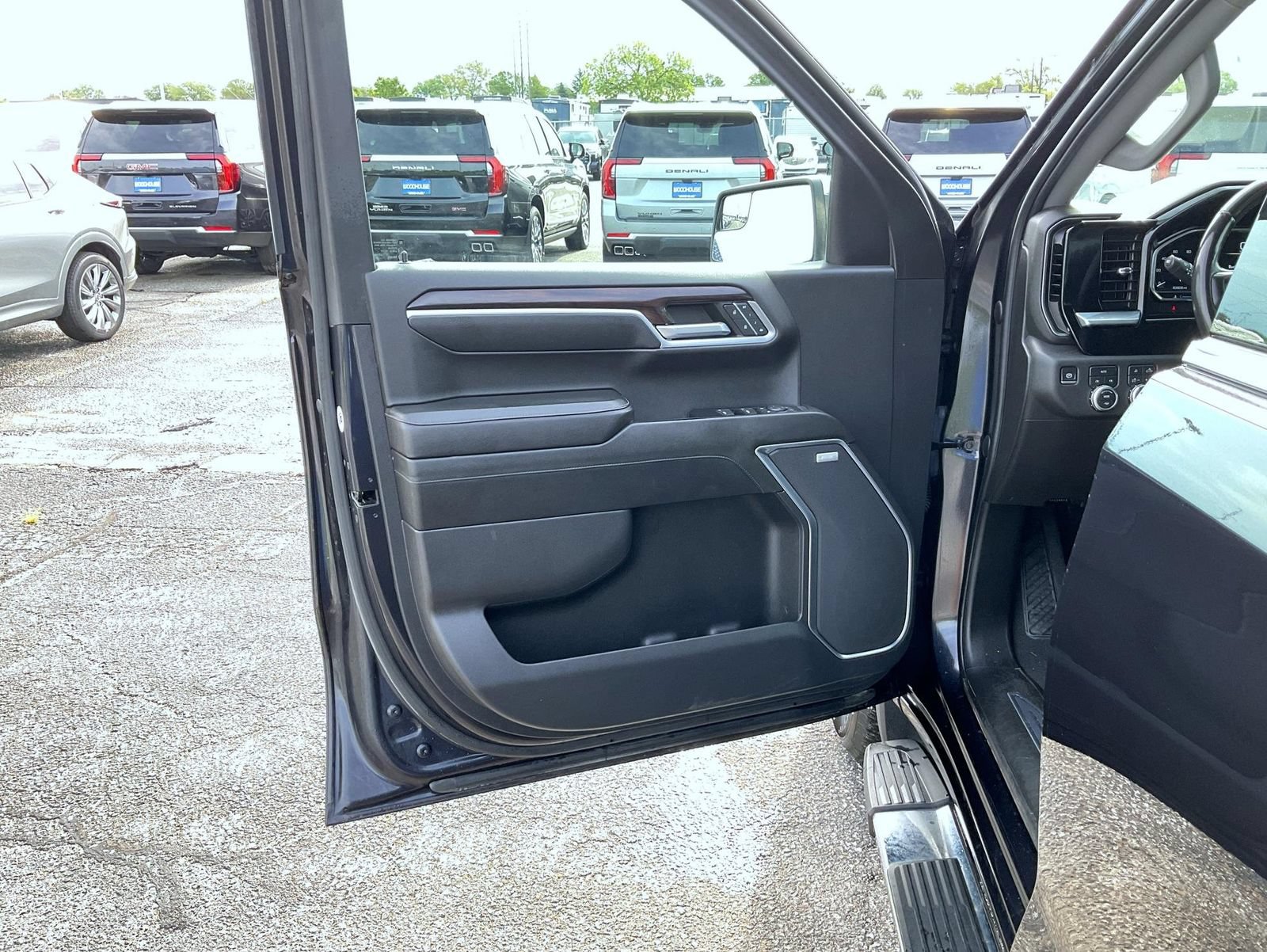 Certified 2022 GMC Sierra 1500 SLT w/ SLT Convenience Package AWD/4WD image 9