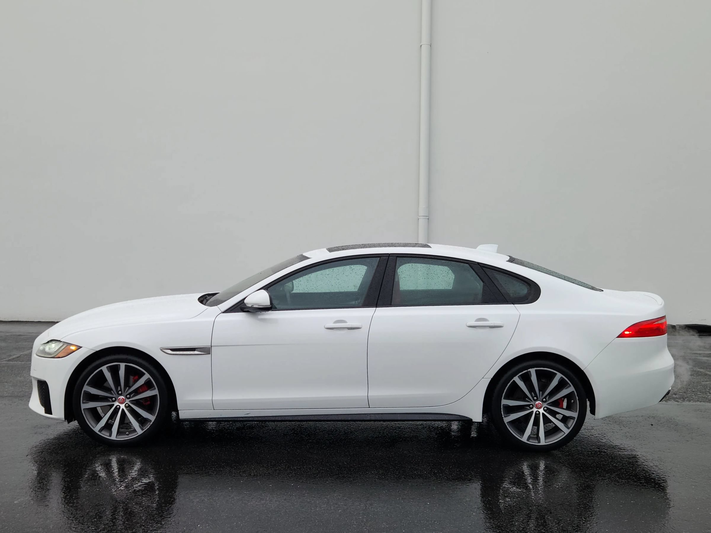 Used 2017 Jaguar XF S RWD image 2