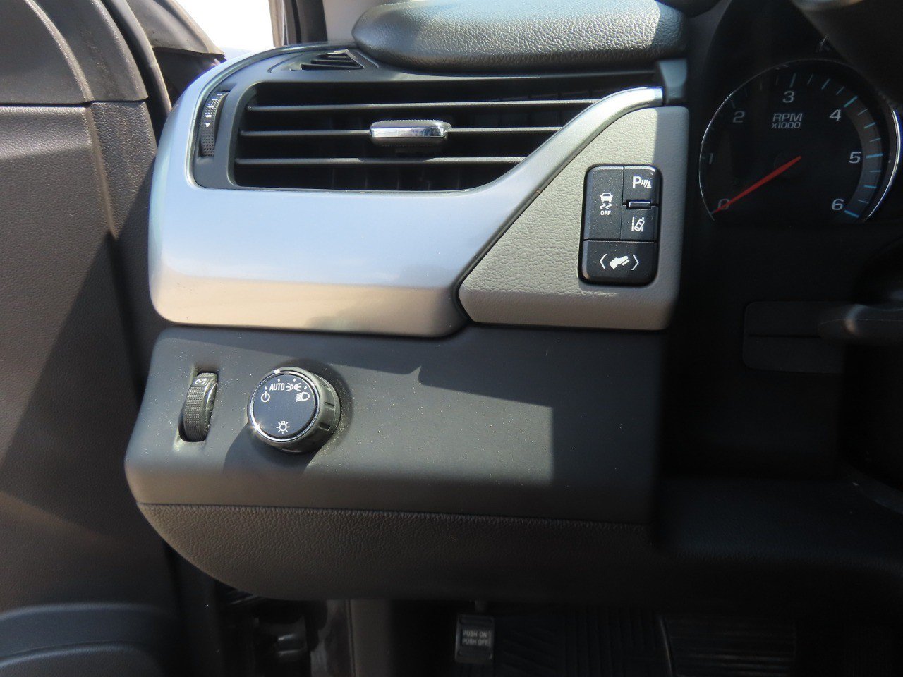 Used 2015 Chevrolet Tahoe LT RWD image 22