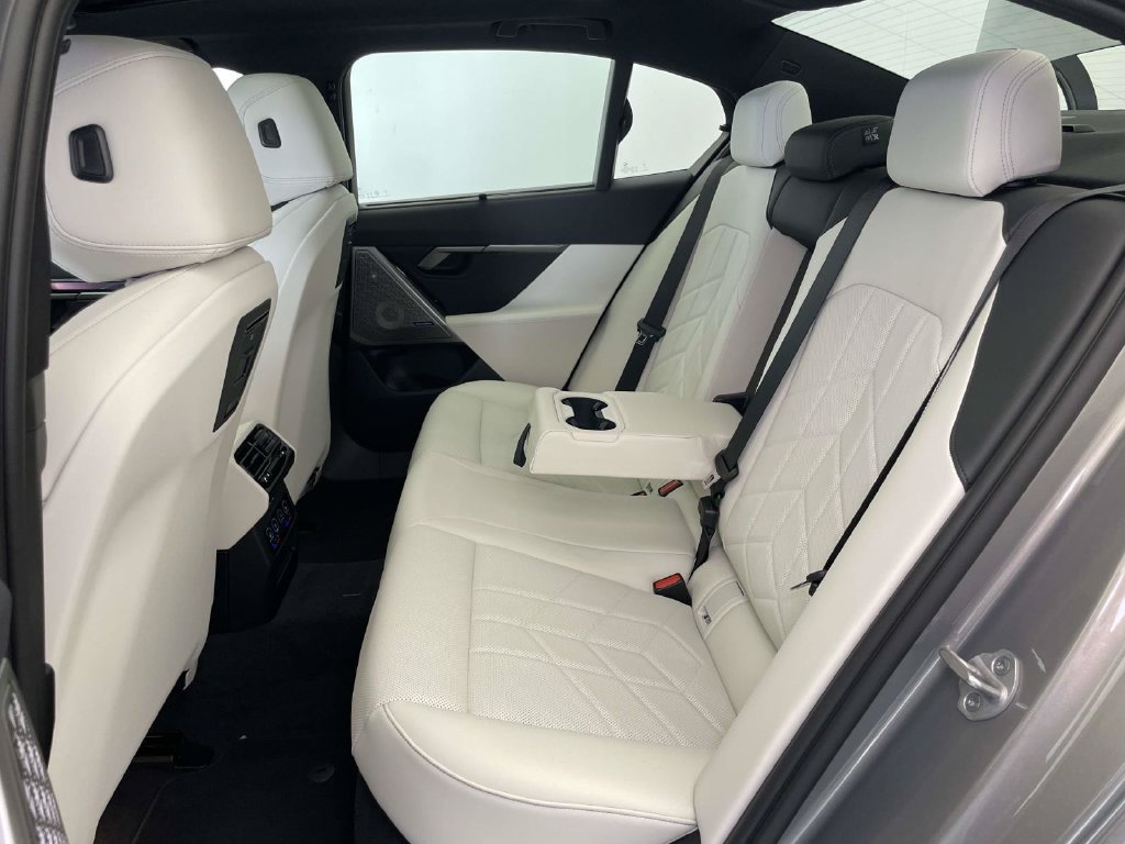 New 2027 BMW 550e xDrive w/ Executive Package AWD/4WD image 16
