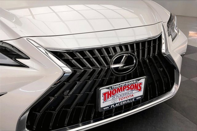 Used 2025 Lexus ES 300h w/ Premium Package image 31