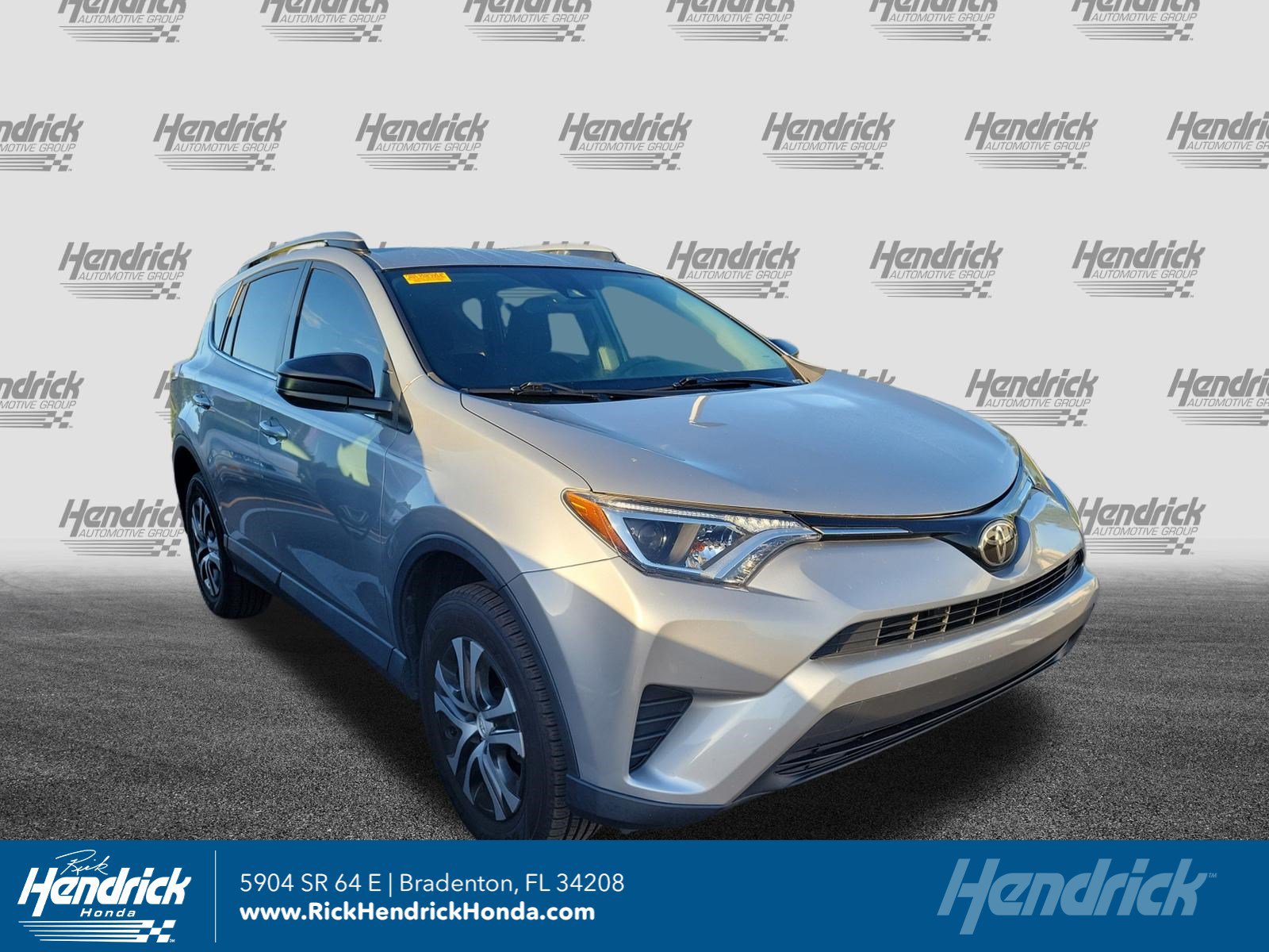 Used 2018 Toyota RAV4 LE FWD image 1