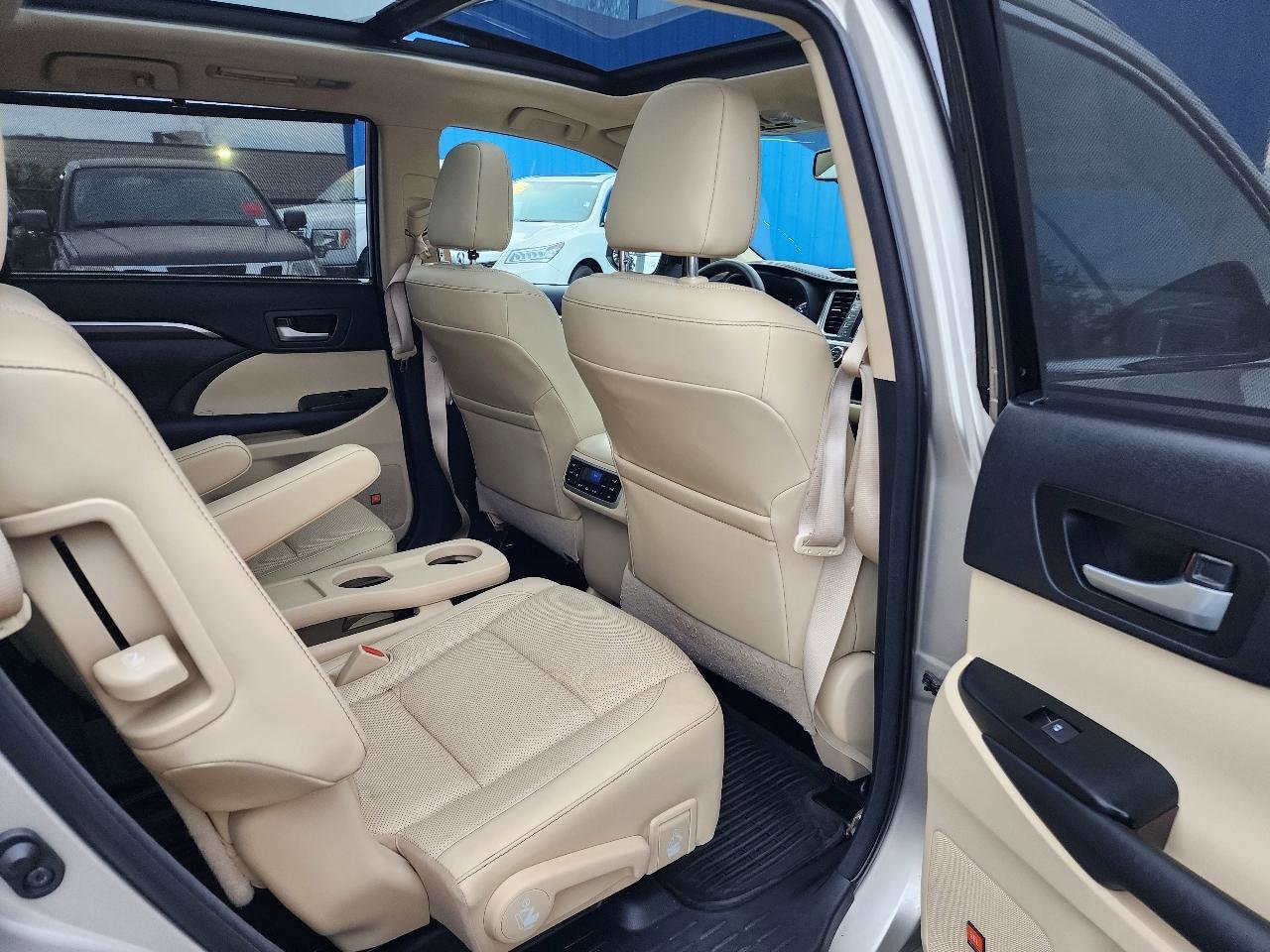 Used 2015 Toyota Highlander Limited Platinum image 31