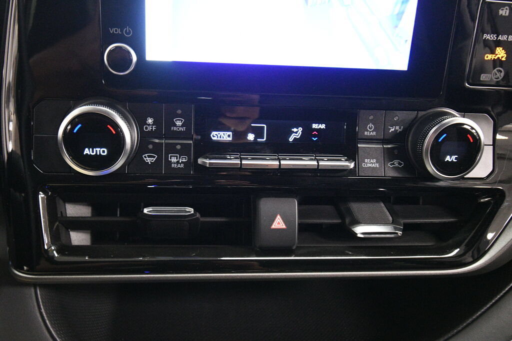 Used 2023 Toyota Highlander LE AWD/4WD image 16