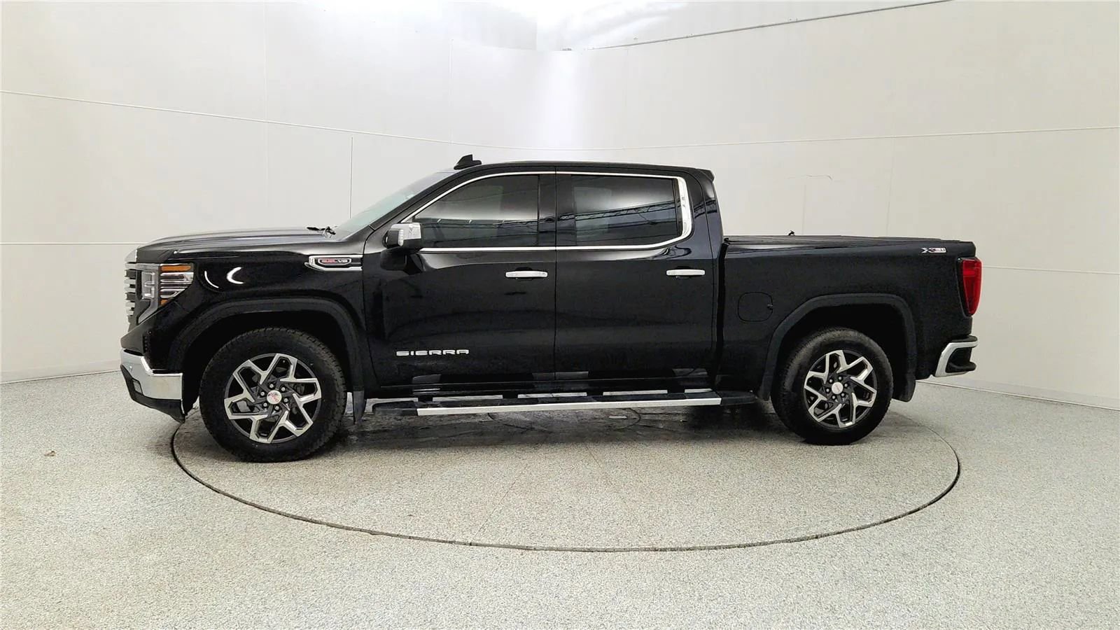 Used 2023 GMC Sierra 1500 SLT w/ SLT Premium Plus Package image 4