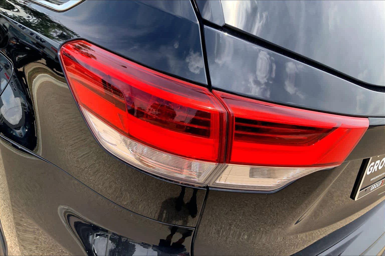 Used 2017 Toyota Highlander SE AWD/4WD image 32