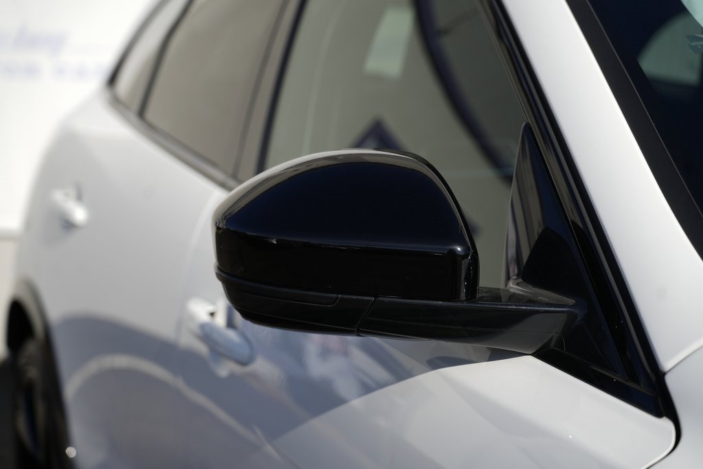 Used 2022 Jaguar F-PACE SVR image 9