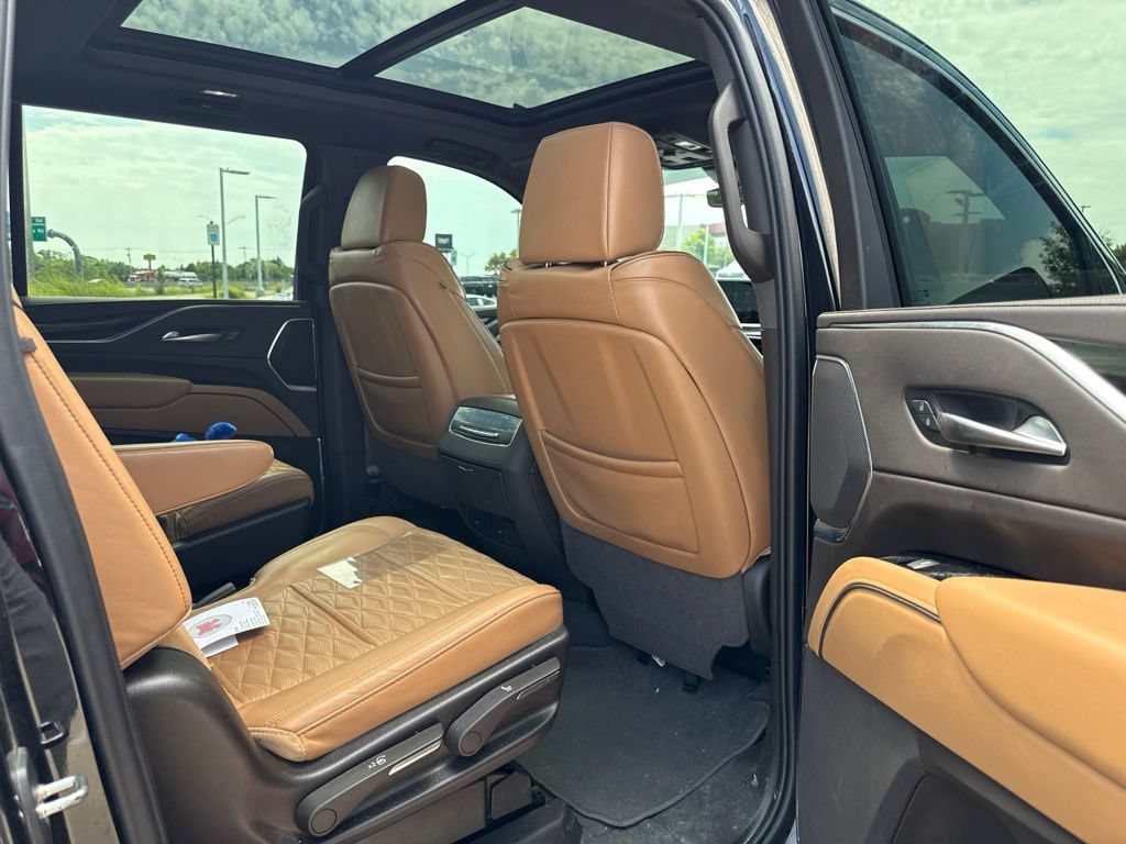Used 2023 Cadillac Escalade ESV Premium Luxury AWD/4WD image 7