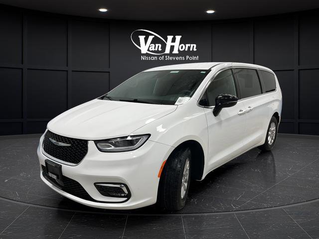 Used 2024 Chrysler Pacifica Touring image 7