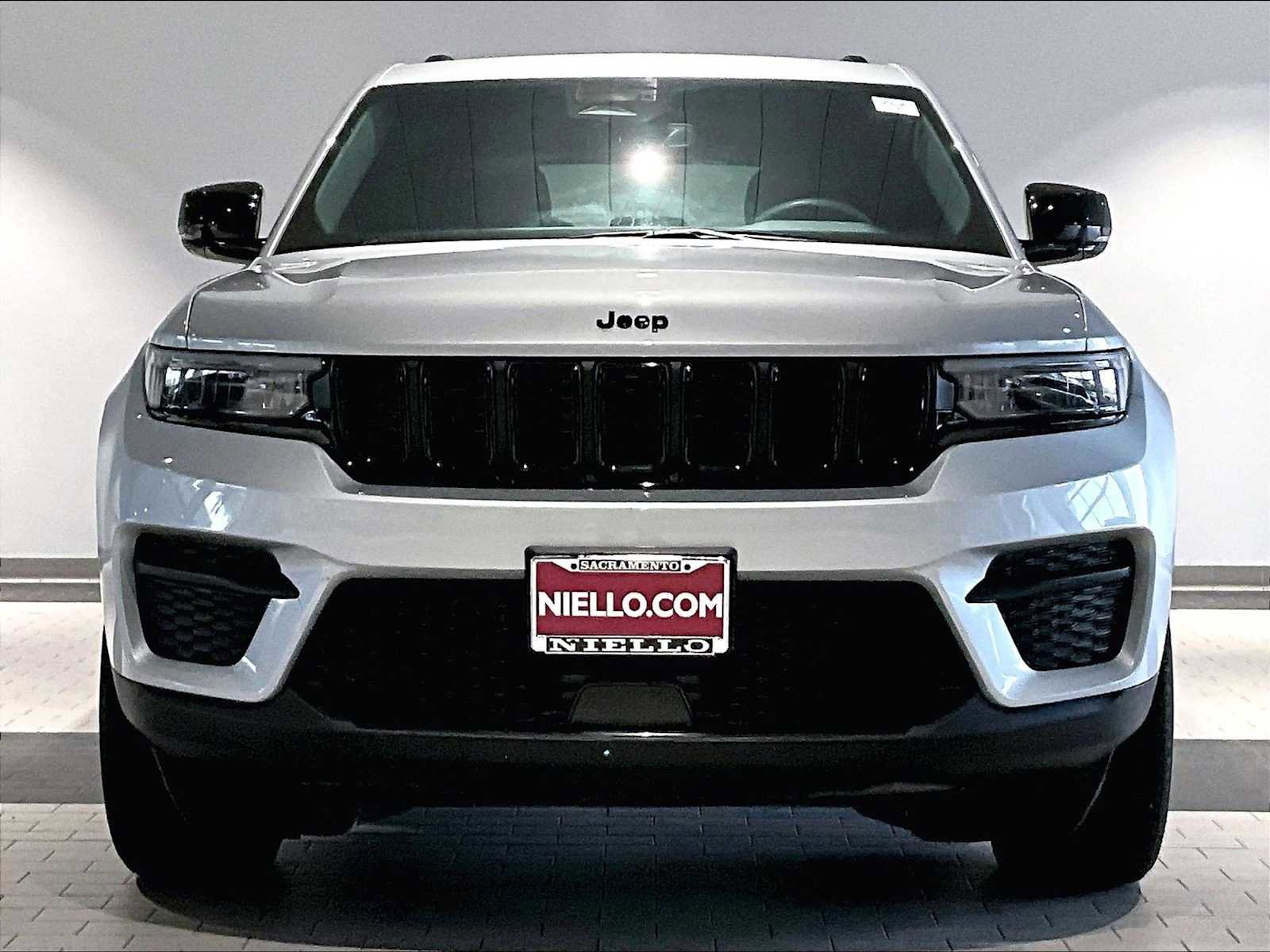 Used 2024 Jeep Grand Cherokee Altitude image 13