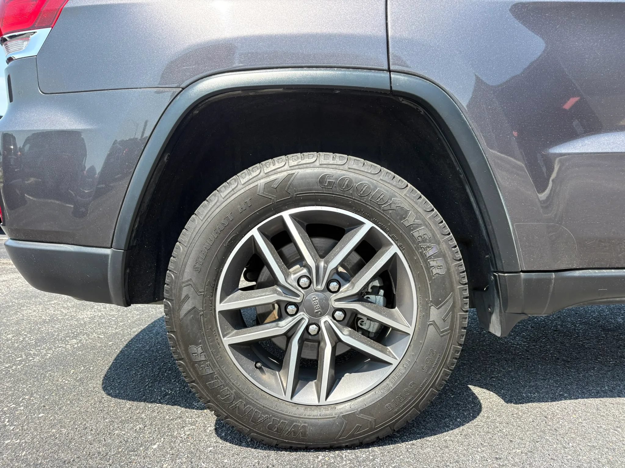 Used 2020 Jeep Grand Cherokee Limited AWD/4WD image 24