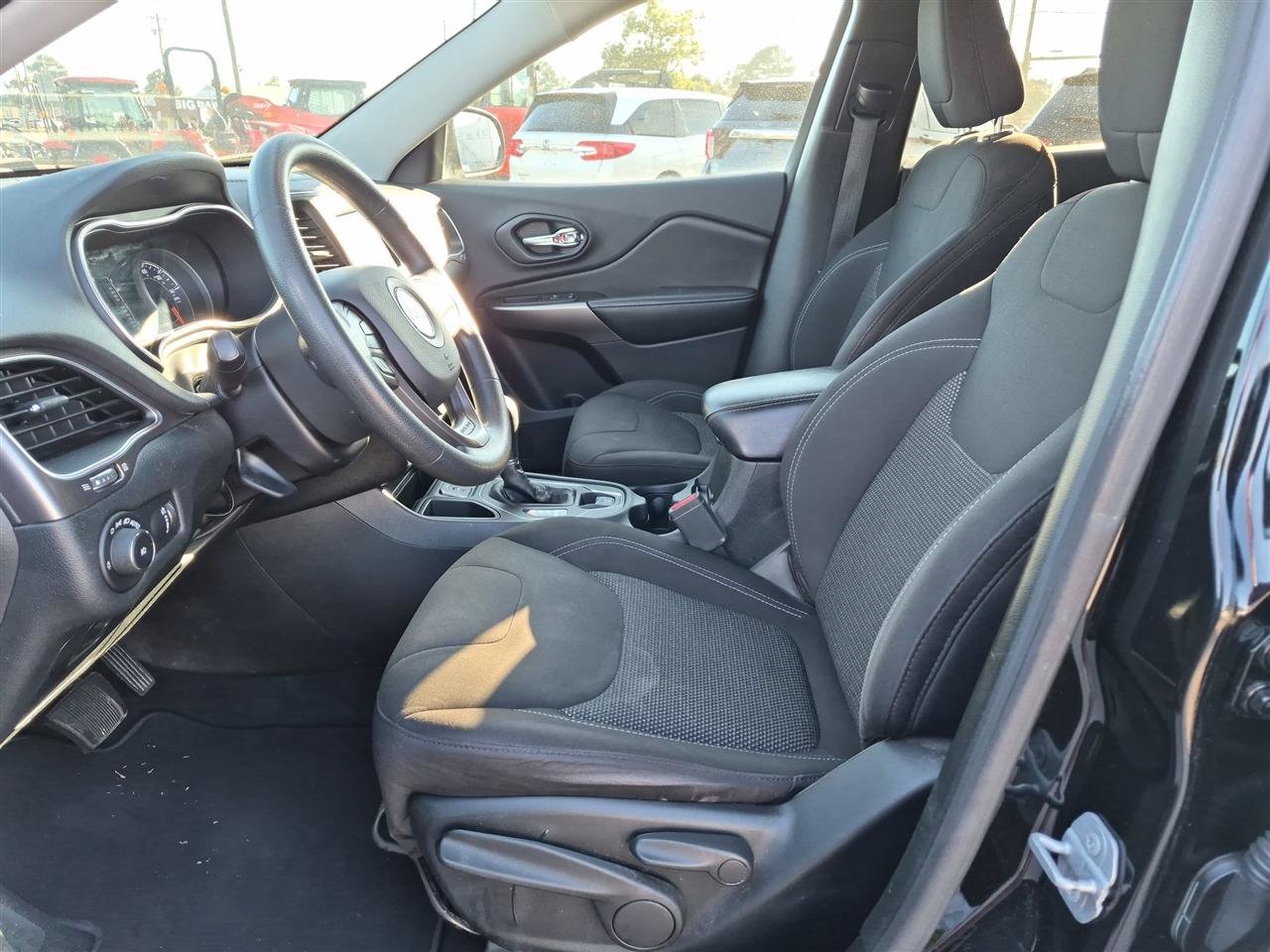 Used 2019 Jeep Cherokee Latitude w/ Popular Appearance Group FWD image 15