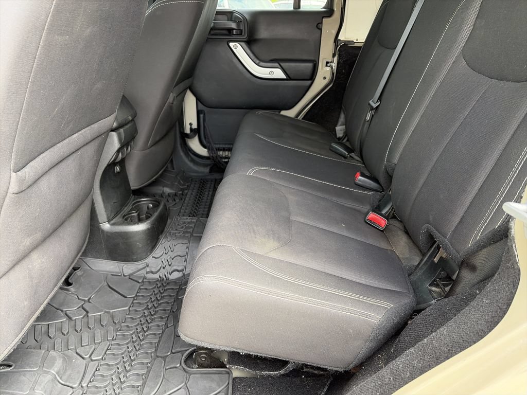 Used 2018 Jeep Wrangler Unlimited Rubicon w/ Connectivity Group AWD/4WD image 16