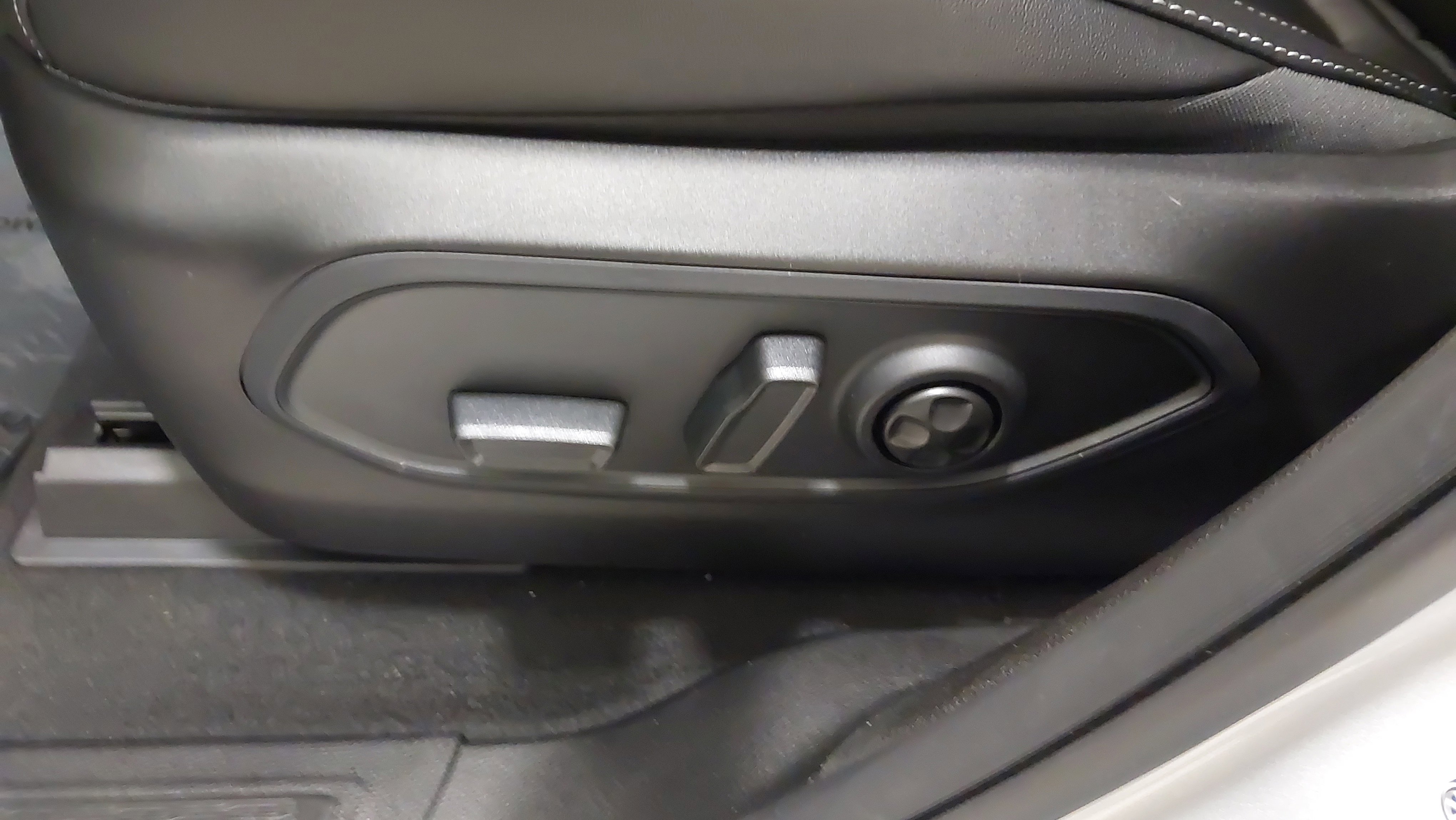 New 2025 Jeep Grand Cherokee L Limited w/ Trailer Tow Package image 37