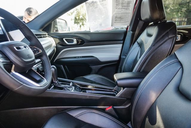 Used 2025 Jeep Compass Limited image 18