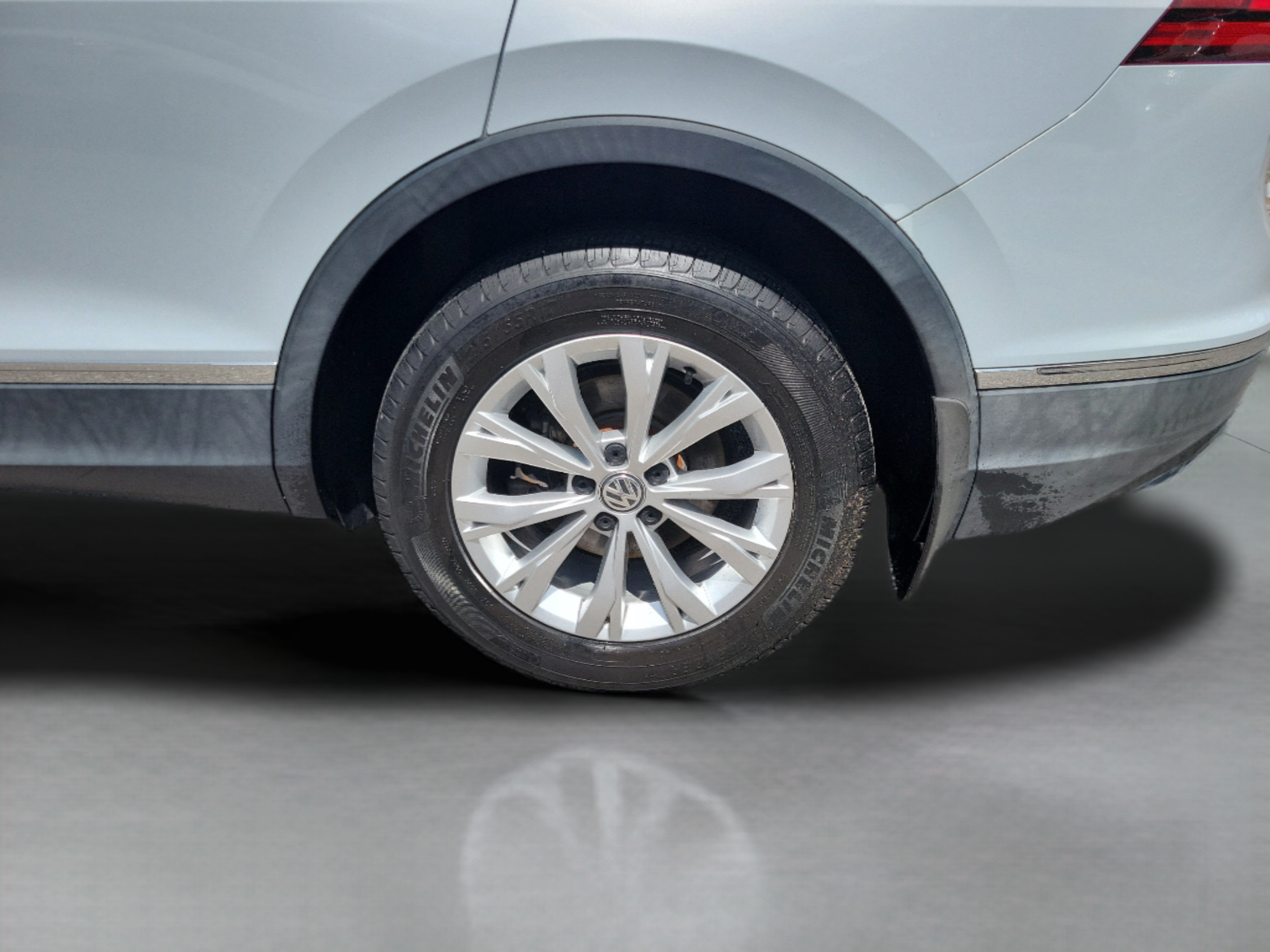 Used 2018 Volkswagen Tiguan SE w/ Panoramic Sunroof Package FWD image 29