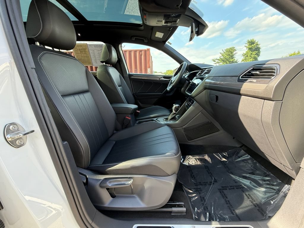 Used 2023 Volkswagen Tiguan SE R-Line FWD image 27