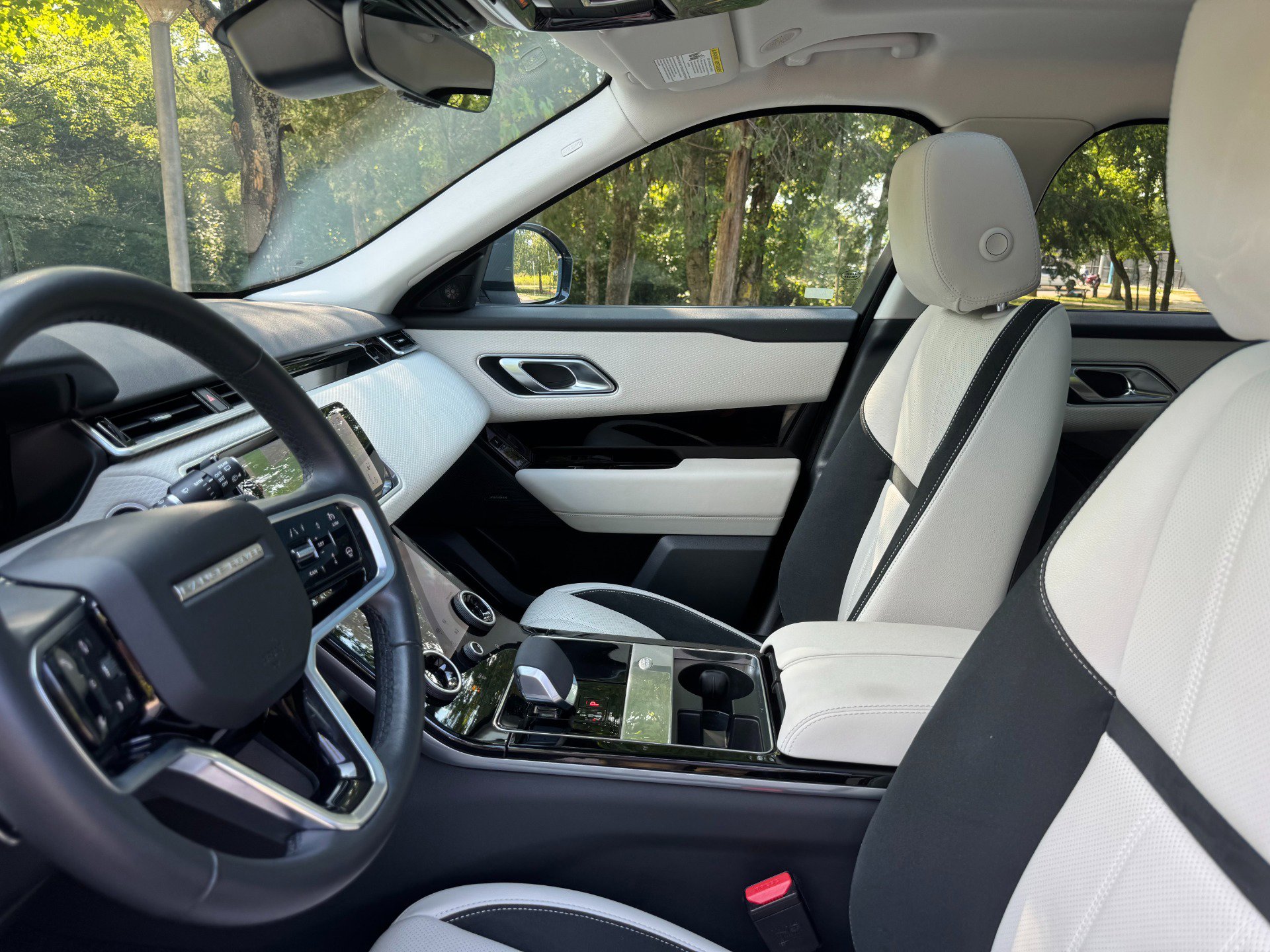 Used 2023 Land Rover Range Rover Velar R-Dynamic S image 18