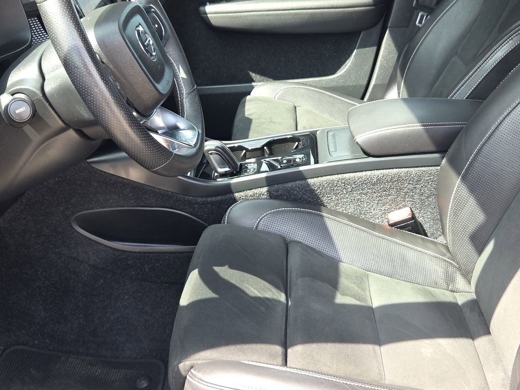 Used 2021 Volvo XC40 T5 R-Design w/ Advanced Package image 17