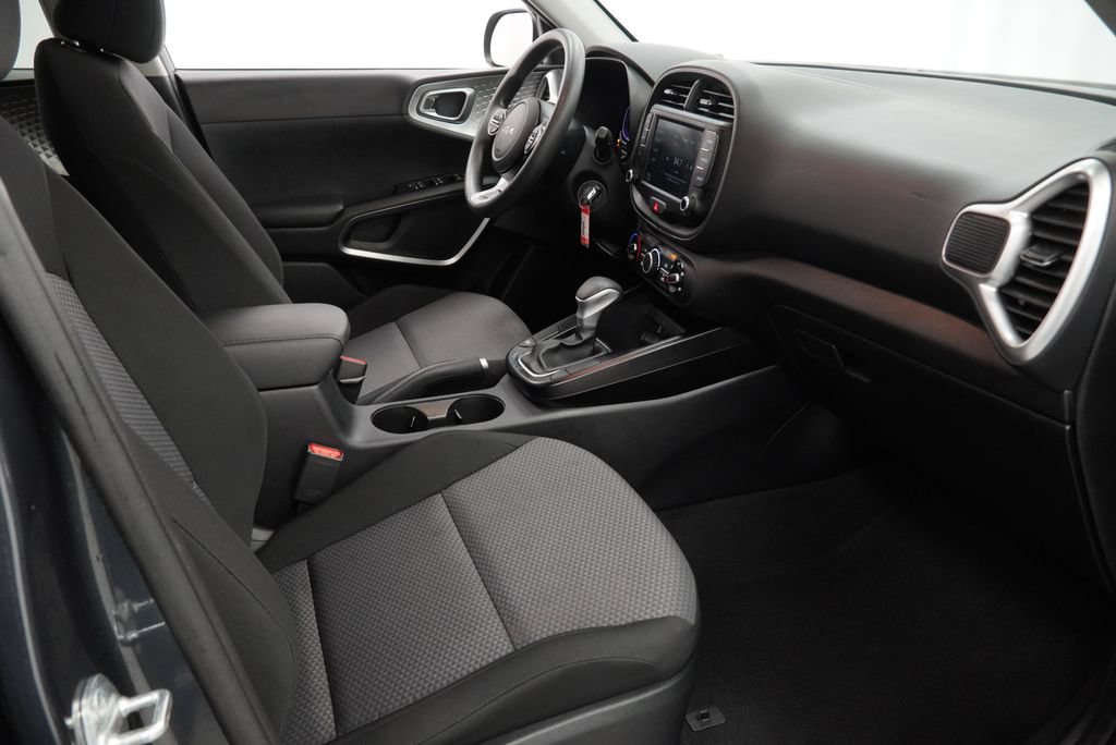 Used 2025 Kia Soul LX w/ LX Technology Package FWD image 30