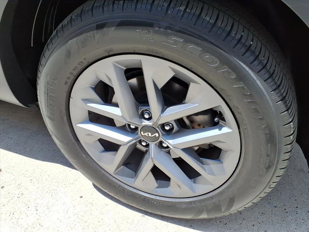 Used 2024 Kia Telluride LX FWD image 7