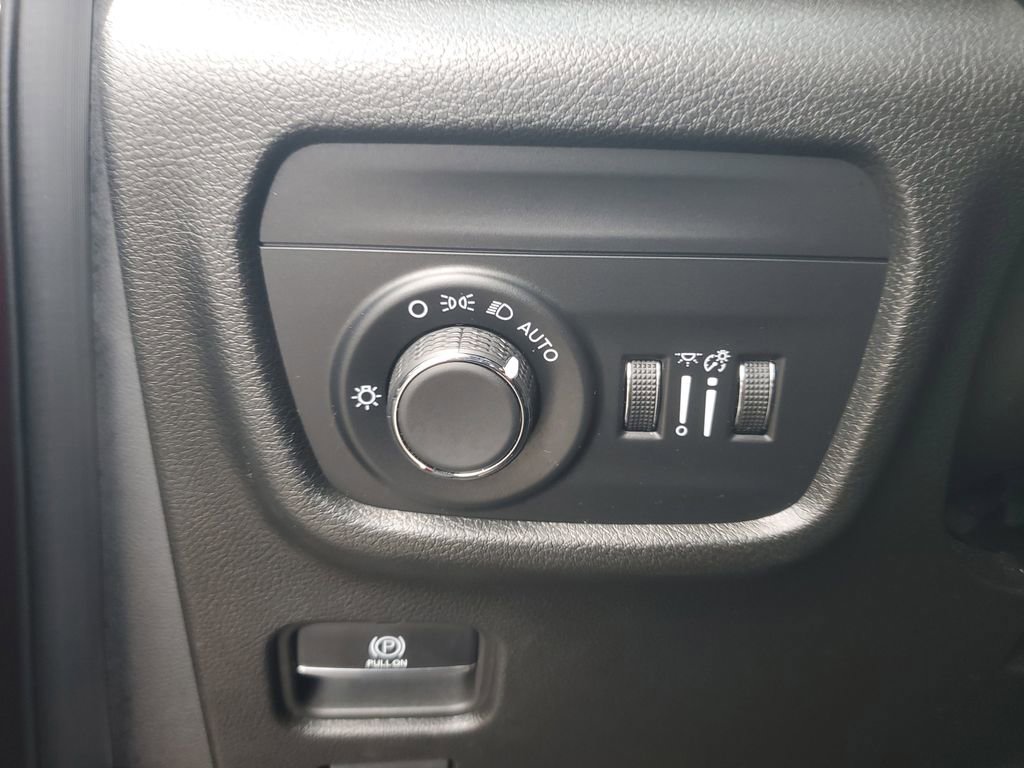 Used 2023 Jeep Grand Cherokee Laredo image 23