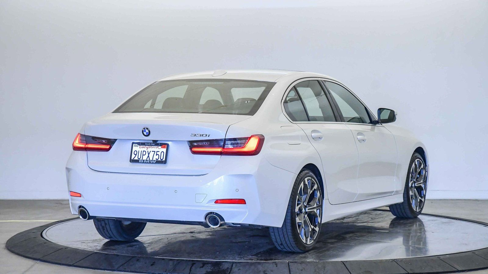 Used 2025 BMW 330i Sedan w/ Convenience Package image 5
