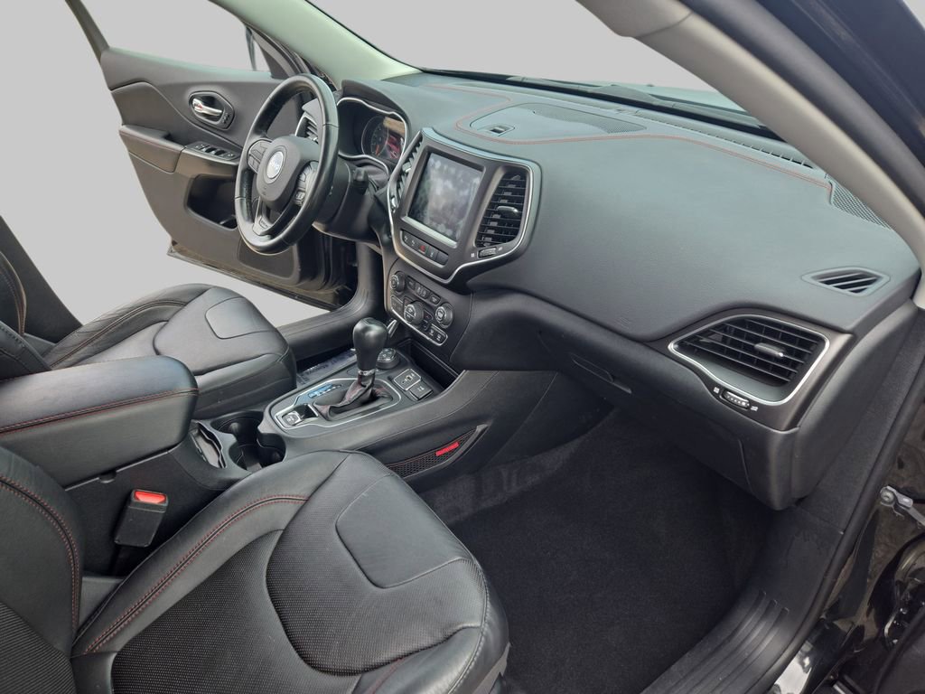 Used 2020 Jeep Cherokee Trailhawk image 11