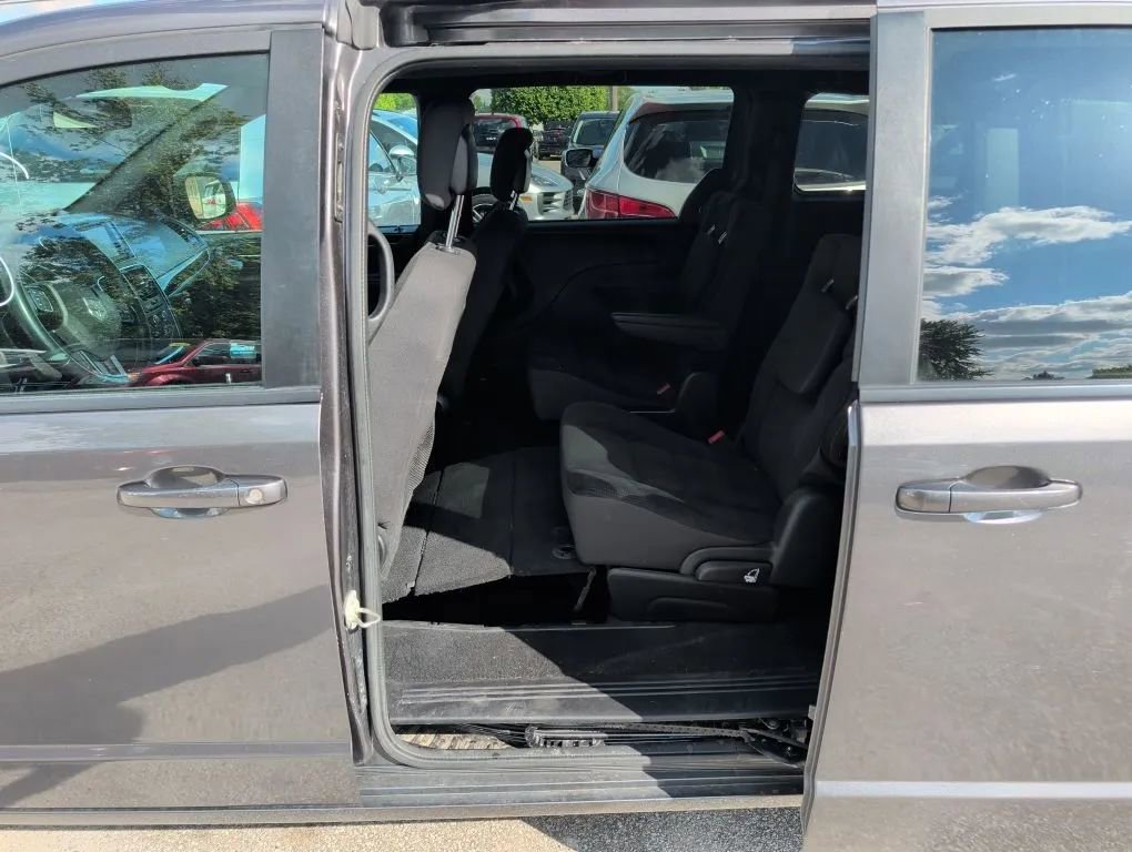 Used 2018 Dodge Grand Caravan SE FWD image 15