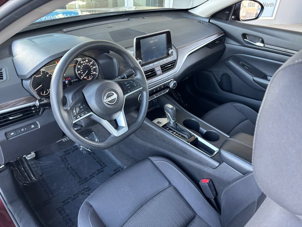 Used 2025 Nissan Altima 2.5 SV FWD image 9