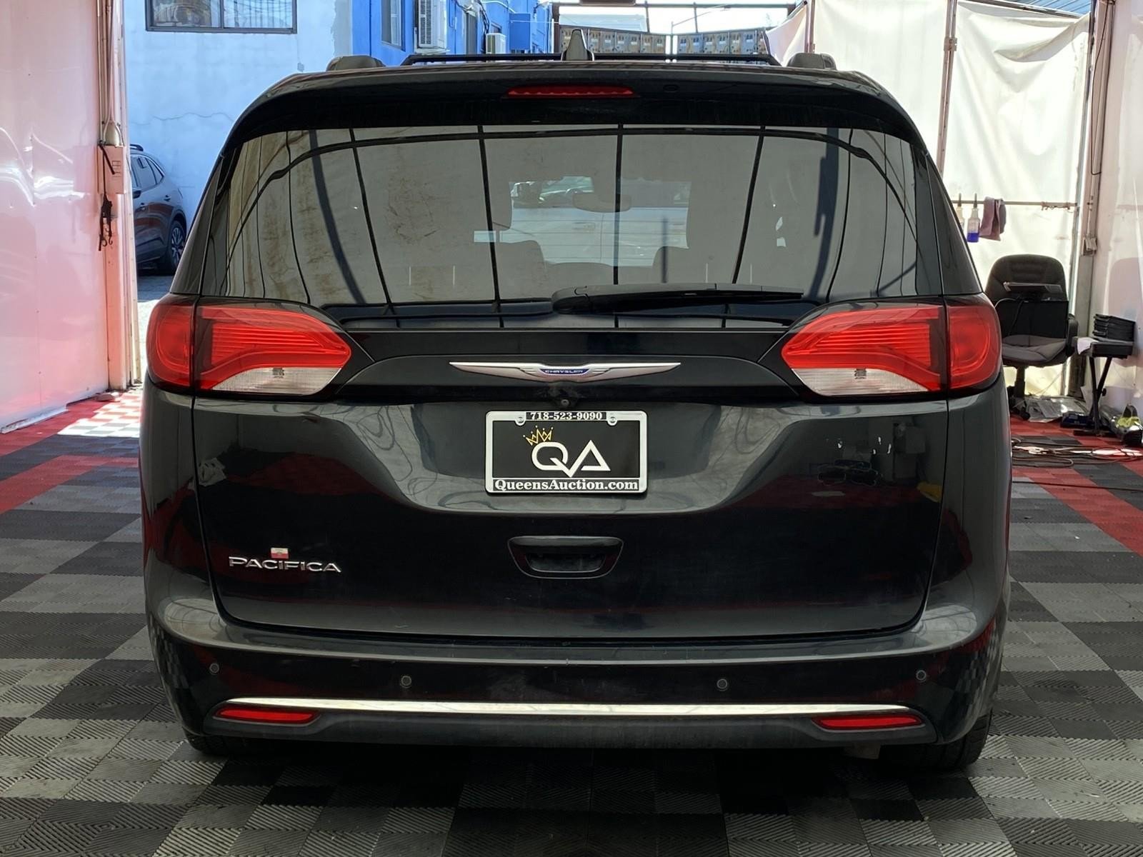 Used 2018 Chrysler Pacifica Touring-L w/ Premium Audio Group image 5