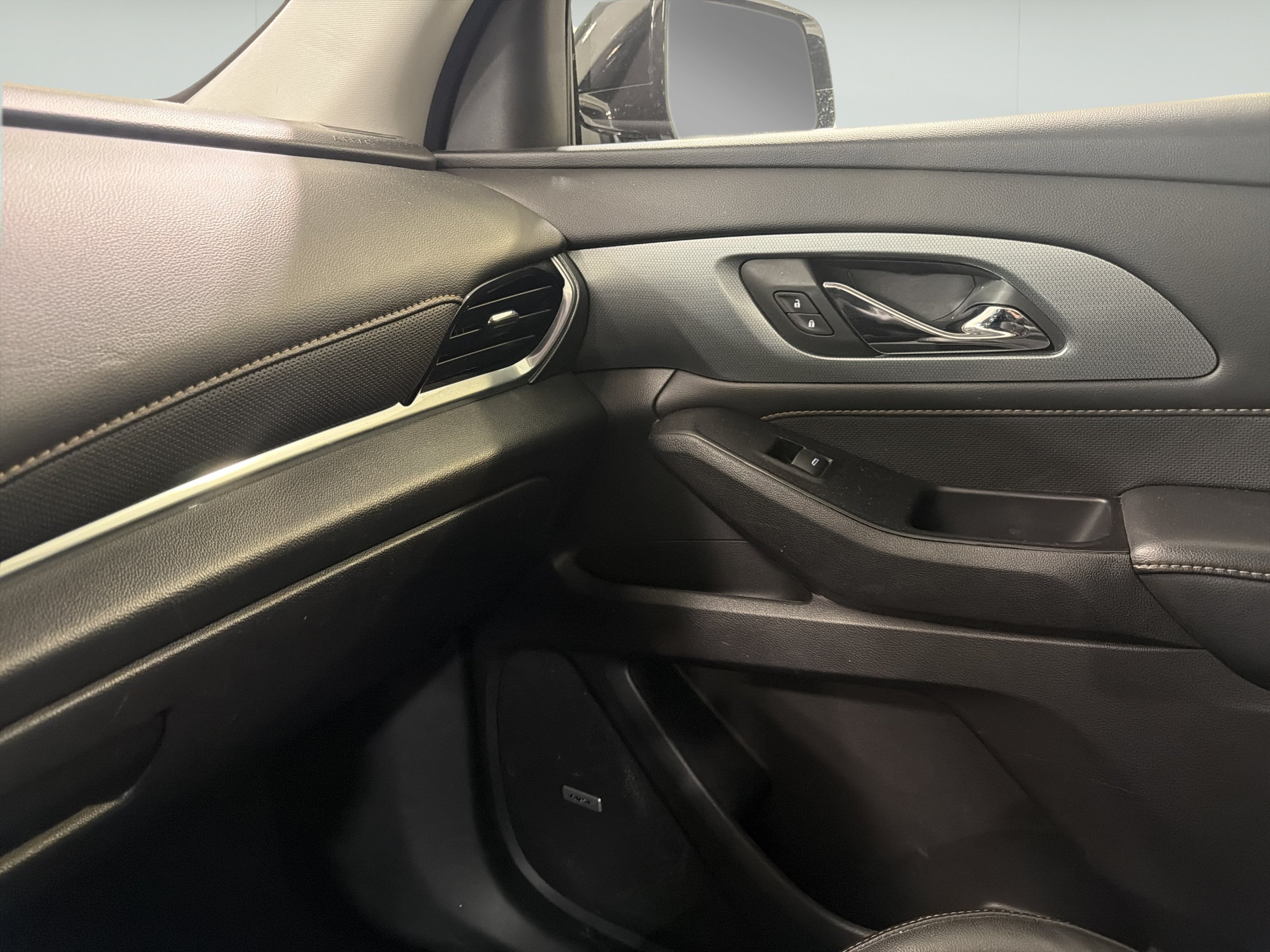 Used 2020 Chevrolet Traverse Premier w/ Redline Edition FWD image 20
