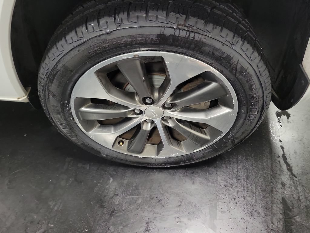 Used 2019 Jeep Cherokee Overland w/ Technology Group AWD/4WD image 13